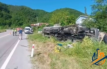 KASTAMONU’DA GIDA YÜKLÜ TIR ŞARAMPOLE DEVRİLDİ: SIKIŞAN SÜRÜCÜYÜ İTFAİYE KURTARDI!
