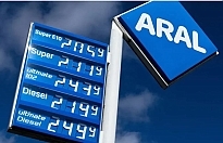 Almanya'da bir akaryakıt istasyonunda görülen güncel pompa fiyatları, benzin ve dizelin birçok noktada 2 avronun üzerine çıktığını ortaya koyuyor. Artan enerji maliyetleri vatandaşın bütçesini zorlamaya devam ediyor.