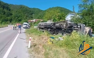 KASTAMONU’DA GIDA YÜKLÜ TIR ŞARAMPOLE DEVRİLDİ: SIKIŞAN SÜRÜCÜYÜ İTFAİYE KURTARDI!